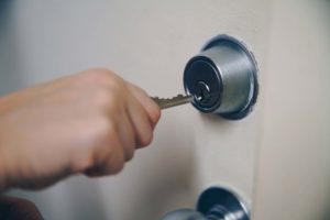 Départ en vacances: comment bien sécuriser sa maison?